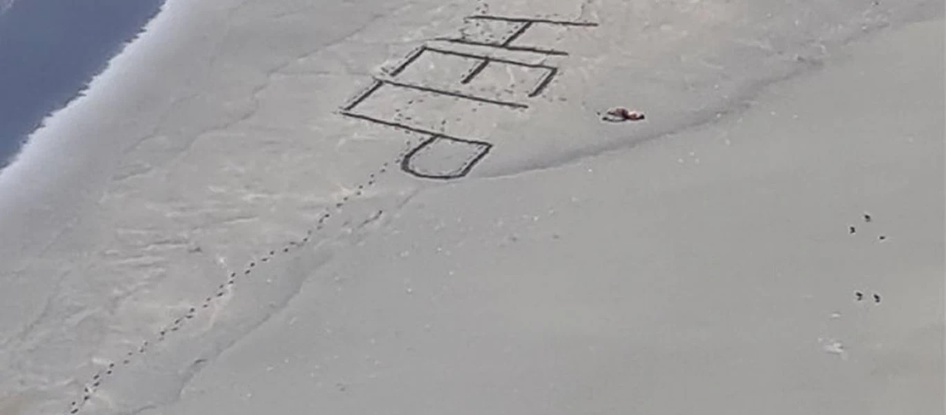 Σέρφερ σώθηκε από μήνυμα που έγραψε στην άμμο πριν καταρρεύσει σε έρημη ακτή (φωτό)